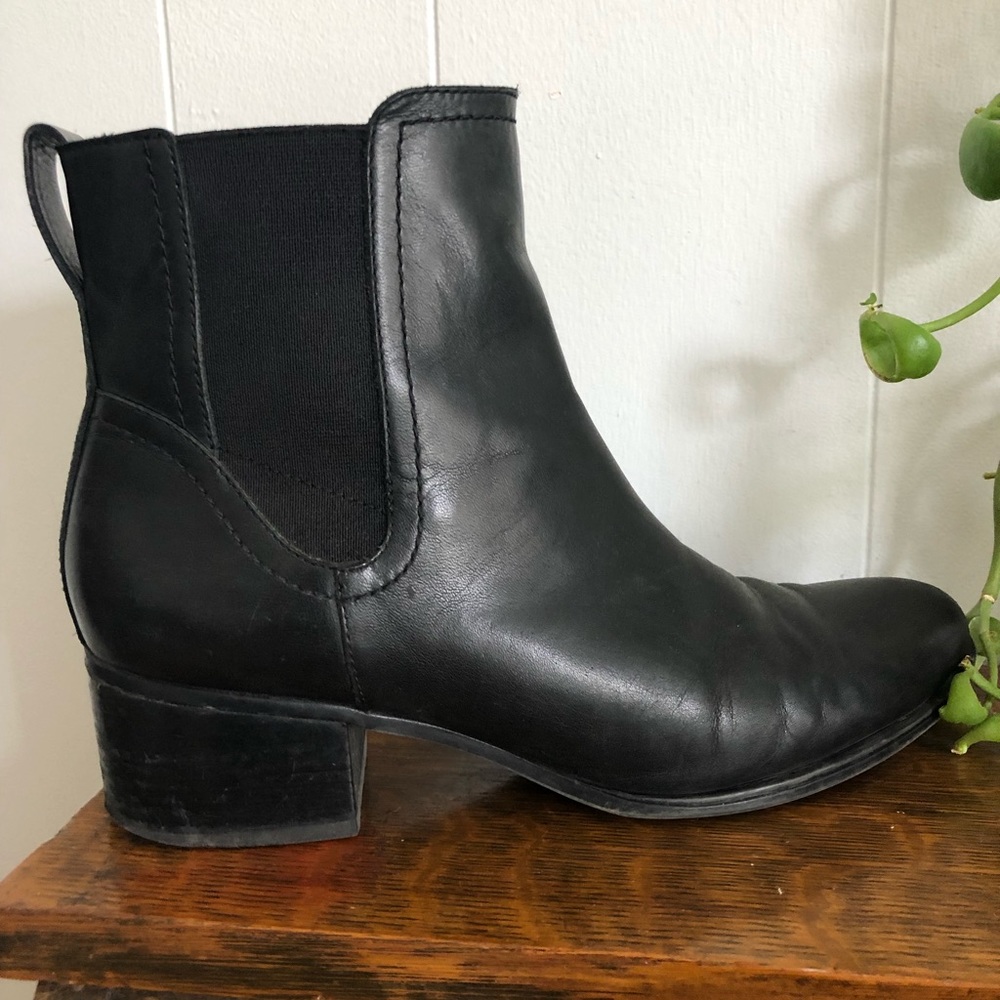 Naturalizer black leather booties